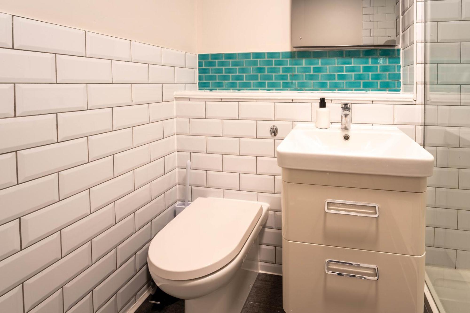 Park View- 2 Bed Apartment Close To East Surrey Hospital Salfords ภายนอก รูปภาพ