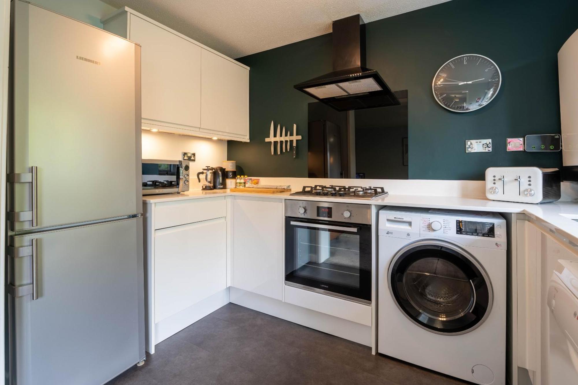 Park View- 2 Bed Apartment Close To East Surrey Hospital Salfords ภายนอก รูปภาพ